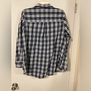 🌹- Blue and White checkered flannel shirt